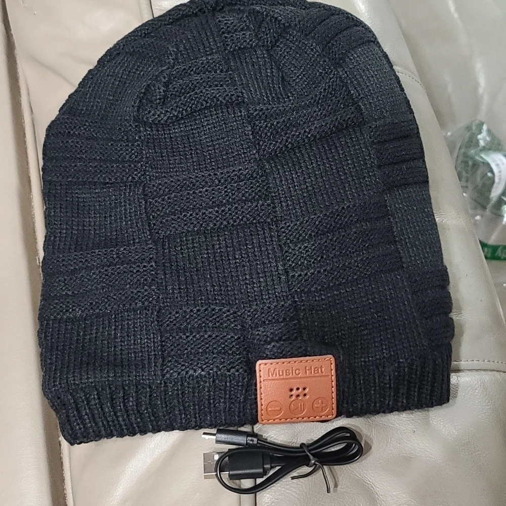 Fashion Music Hat Wireless Bluetooth Black Sweater Knit Fuzzy Lining NWOT